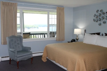 Lake Inn Sunapee Premium King Balcony Room